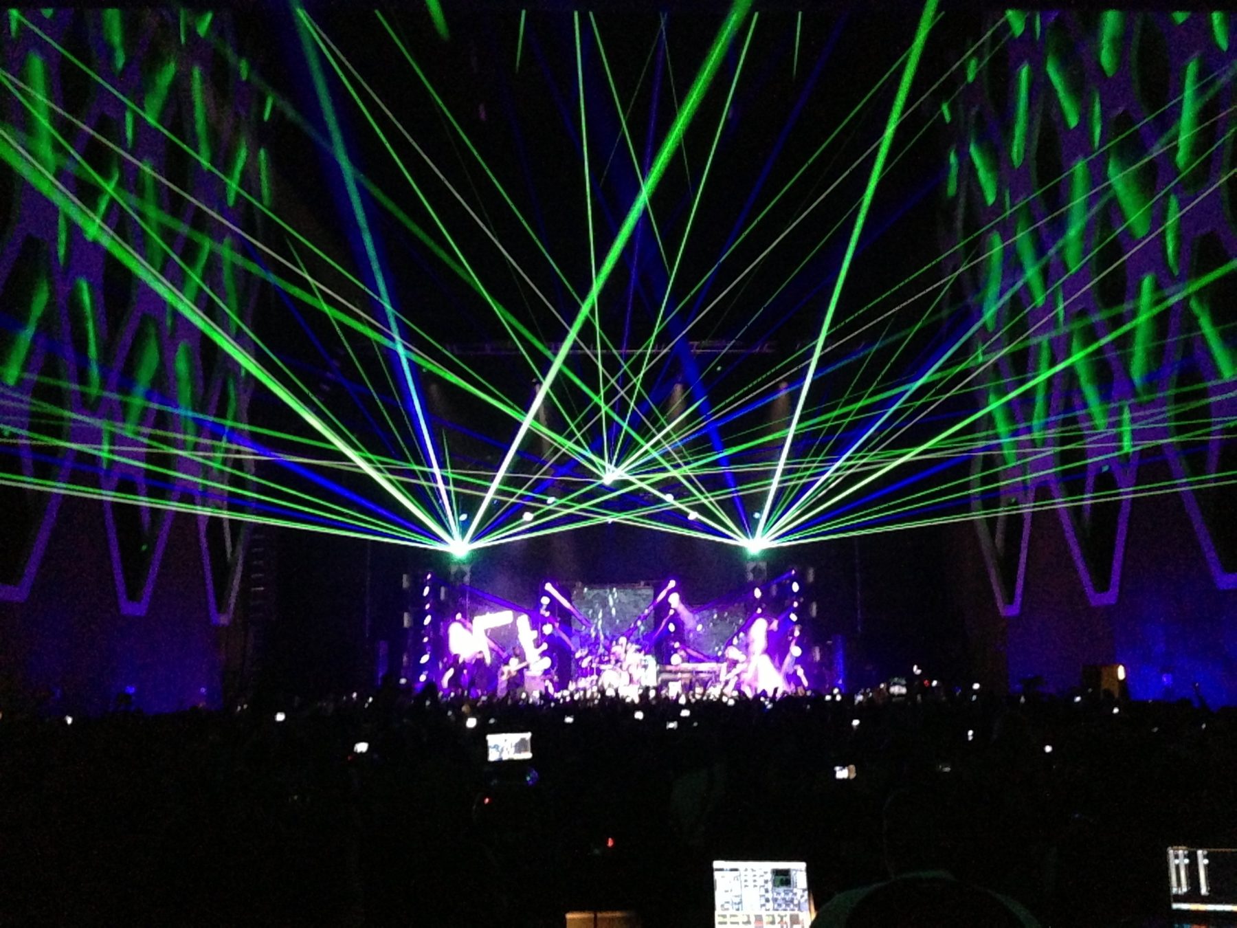 Green and blue laser beams over the Rihanna 777 Tour stage